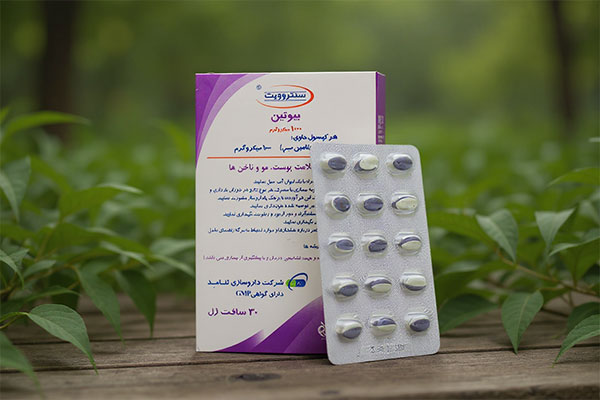 کپسول بیوتین سنتروویت روی میز چوبی