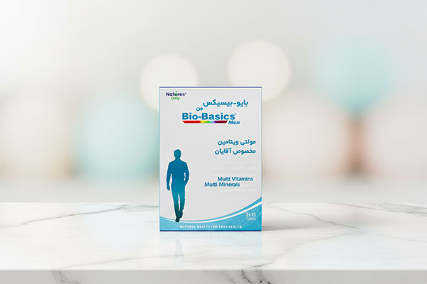 قرص مولتی ویتامین بایوبیسیکس من نیچرز اونلی روی سطح مرمر سفید