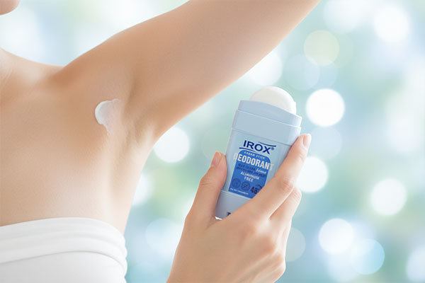 نحوه استفاده از دئودوارنت استیک کرمی بلو اوشن ایروکس روی پوست تمیز