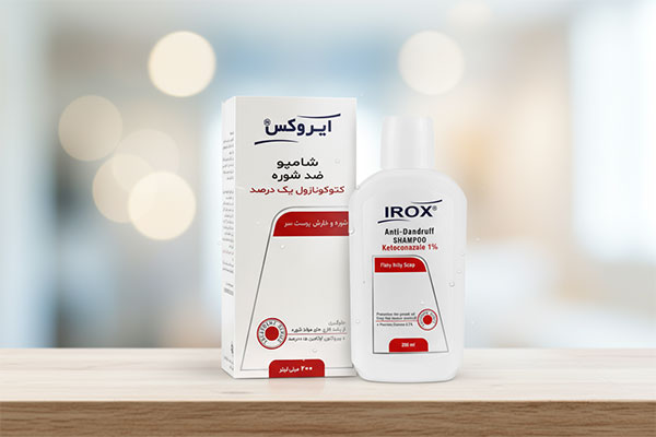 شامپو کتوکونازول 1 درصد ایروکس روی قفسه حمام