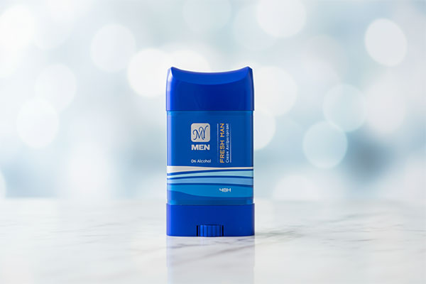 مام کرمی مردانه فرش من مای روی سطح مرمر سفید