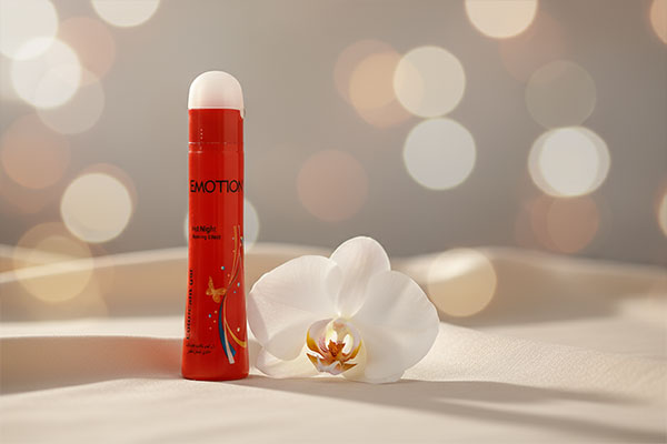 ژل ایموشن نارنجی کنار گل