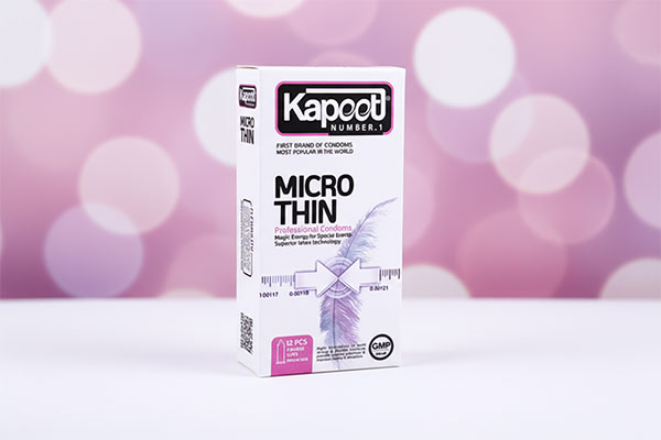 کاندوم نازک Micro Thin کاپوت 12 عددی روی سطح سفید