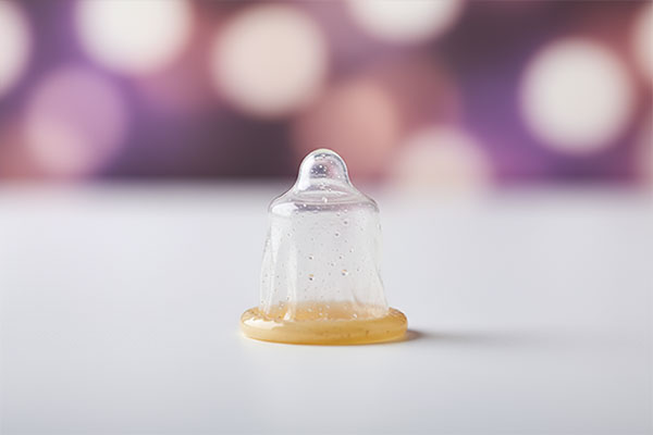 نمای نزدیک از کاندوم ساده کاپوت با جزئیات شفاف