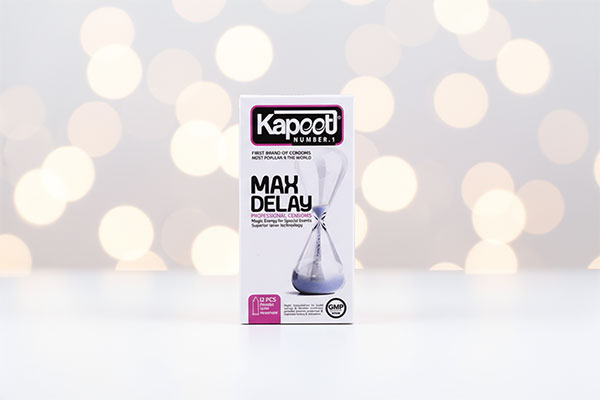 کاندوم تاخیری Max Delay کاپوت 12 عددی روی سطح سفید