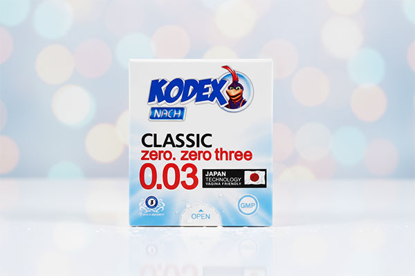 کاندوم 0.03 کدکس بسته 3 عددی روی سطح سفید