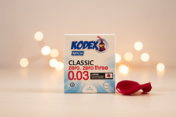 کاندوم 0.03 کدکس بسته 3 عددی روی سطح سفید