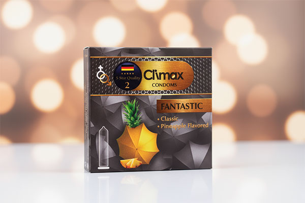 کاندوم آناناس Fantastic کلایمکس 3 عددی روی سطح سفید