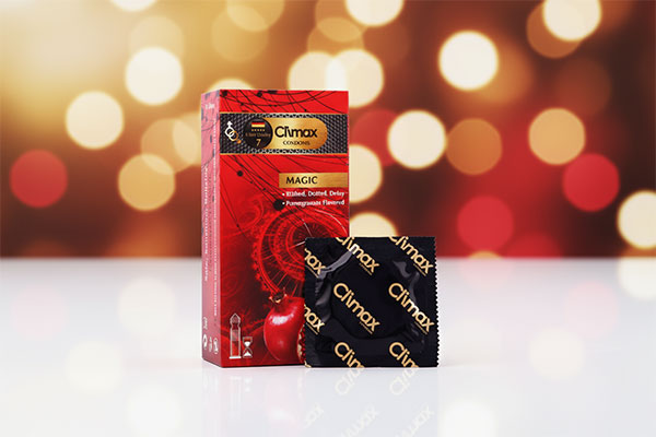 کاندوم خاردار شیاردار انار MAGIC کلایمکس 12 عددی روی سطح سفید