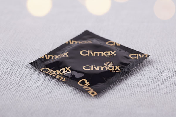 نمای نزدیک از طراحی شیاردار کاندوم MAGIC کلایمکس