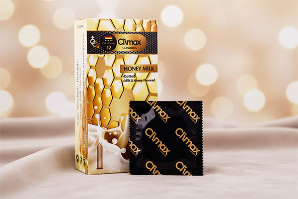 کاندوم خاردار شیر و عسل کلایمکس 12 عددی روی سطح نرم
