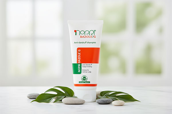 شامپو ضد شوره نوپری بازول جی نوپریت روی میز حمام