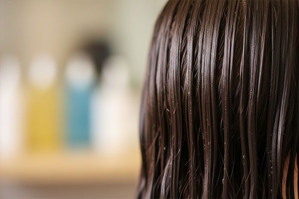 موهای سالم و براق با شامپو ضد خارش نوپری پیروکس