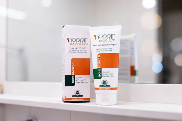 شامپو ضد شوره نوپری بازول دی نوپریت روی قفسه حمام