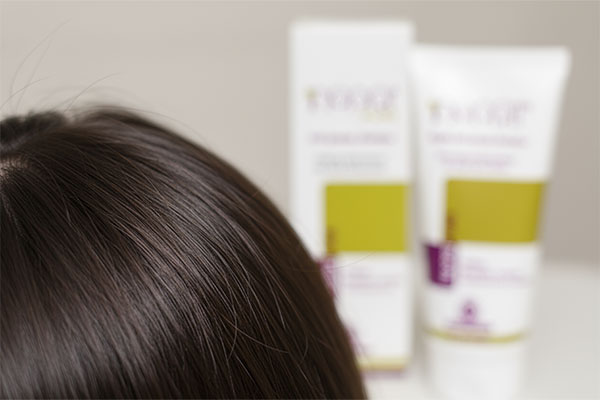 شامپو کنترل کننده چربی نوپری پیور نوپریت روی پیشخوان حمام