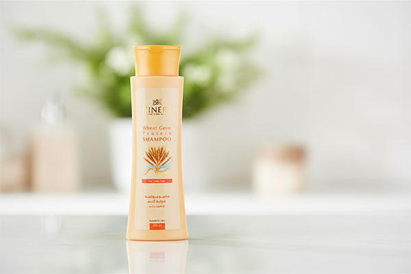 شامپو پروتئینه جوانه گندم سینره روی پیشخوان حمام