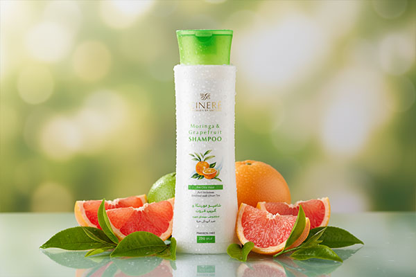 نمای نزدیک شامپو موهای چرب سینره با ترکیبات طبیعی