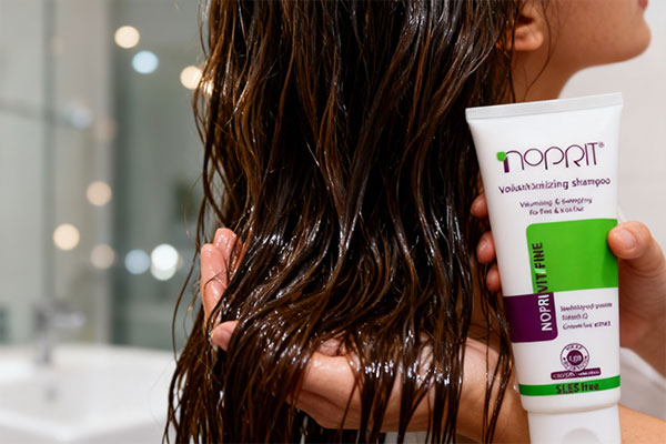 ماساژ مو با شامپو حجم دهنده نوپری ویت فاین نوپریت