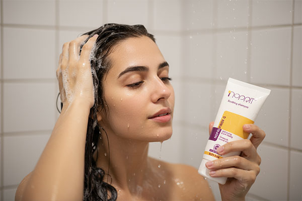 استفاده از شامپو ضد خارش نوپری پیروکس جی در حمام