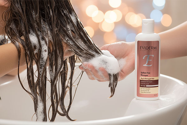 شستشوی مو با شامپو کراتینه فاقد سولفات اویدرم و نمایش درخشندگی مو