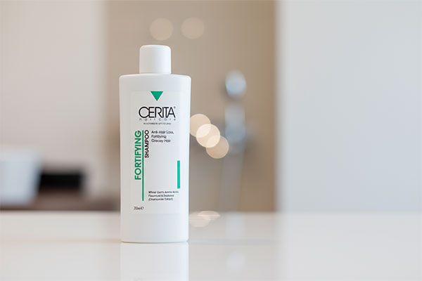 شامپو تقویت کننده موهای چرب سریتا روی پیشخوان حمام