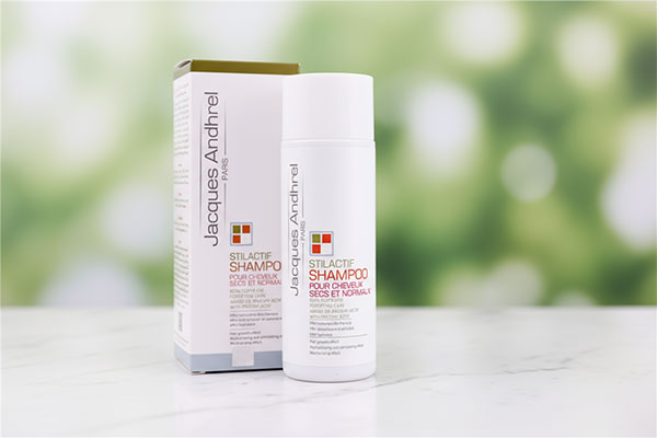 شامپو تقویت کننده موهای خشک ژاک آندرل روی سطح مرمر سفید
