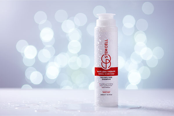 نمای نزدیک شامپو ضد ریزش استم سل با قطرات آب