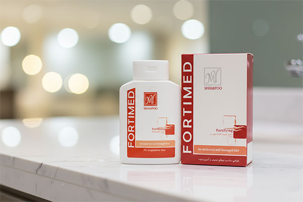 شامپو تقویت کننده فورتیمد مای روی پیشخوان حمام