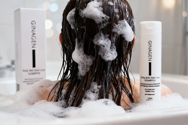 استفاده از شامپو ضد ریزش موی ژیناژن در حمام