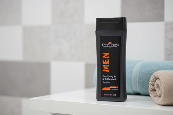 شامپو تقویت کننده و ضد شوره آقایان هیدرودرم روی قفسه حمام