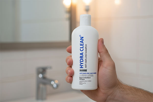 شامپو ضد ریزش آقایان هیدراکلین در دست