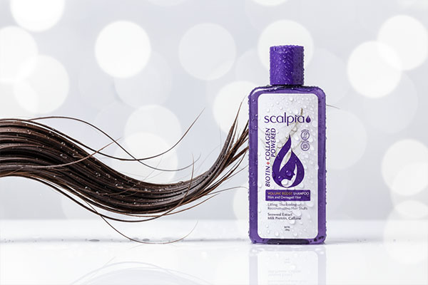 شامپو بیوتین کلاژن اسکالپیا با قطرات آب و موهای خیس