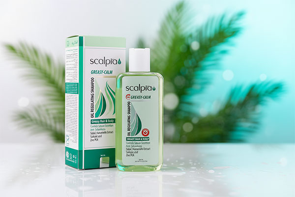 شامپو روزانه موهای چرب اسکالپیا روی پیشخوان حمام