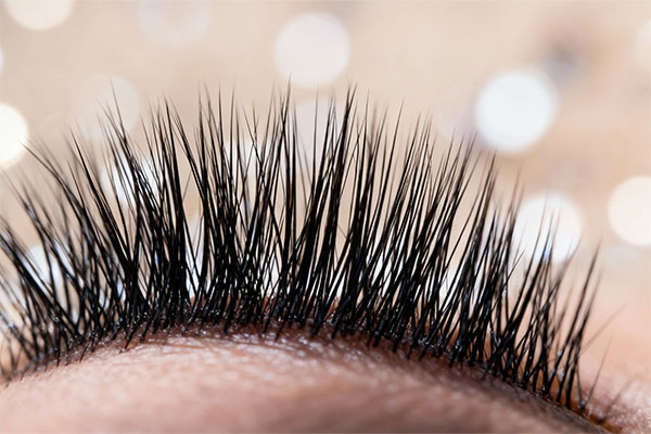 مژههای بلند و پرپشت با استفاده از سرم تقویت مژه لافارر