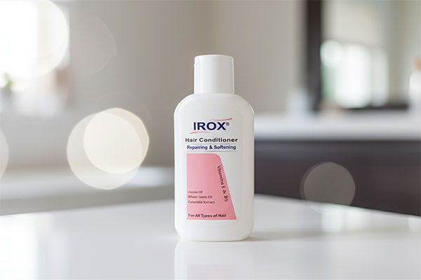 نرم کننده مو ایروکس روی پیشخوان حمام