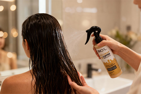 نحوه استفاده از لوسیون مو بستنی قهوه بیول روی موهای مرطوب