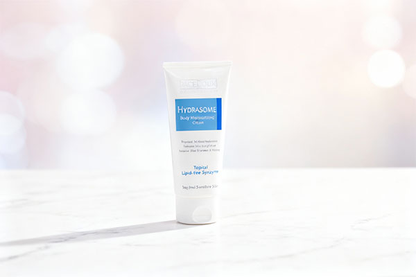 کرم مرطوب کننده بدن هیدرازوم فیس دوکس روی سطح سفید