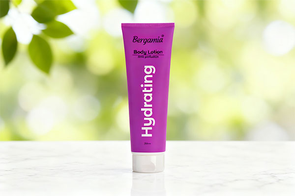 تصویر لوسیون آبرسان بدن برگامیا روی سطح مرمر سفید