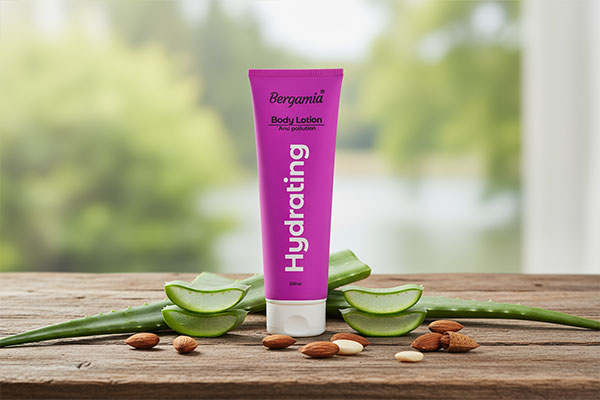 لوسیون بدن برگامیا در کنار مواد طبیعی مانند آلوئه‌ورا و بادام