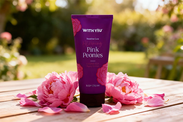 کرم آبرسان بدن گل پیونی ویت یو با گلبرگ‌های تازه