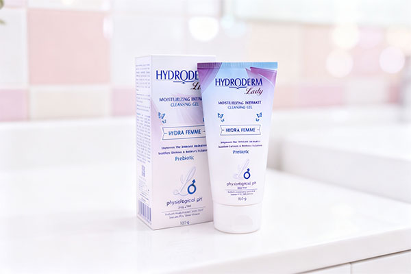 ژل بهداشتی مرطوب کننده بانوان هیدرا فم هیدرودرم روی پیشخوان حمام