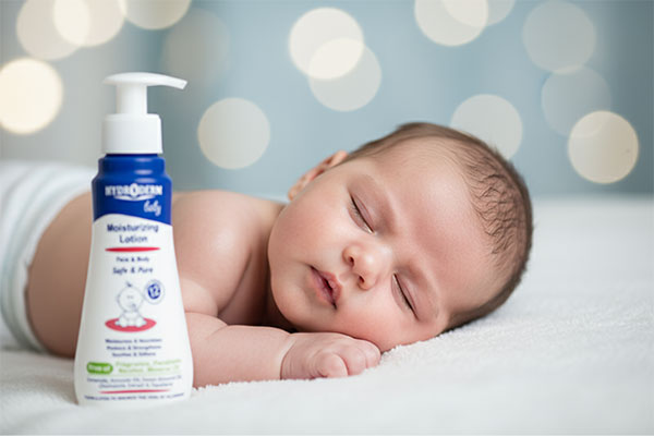پوست نرم و مرطوب کودک با استفاده از لوسیون بدن هیدرودرم