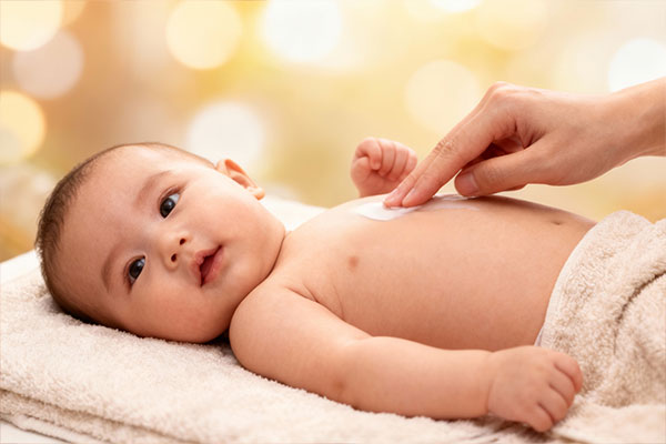 پوست نرم و سالم کودک با لوسیون بدن بیبی اسکین
