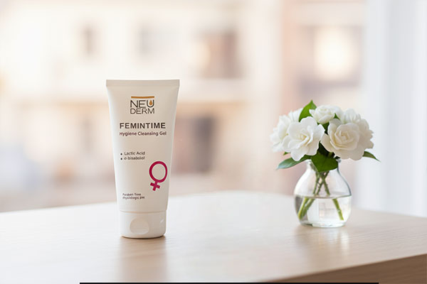 ژل بهداشتی بانوان نئودرم کنار گل‌های سفید