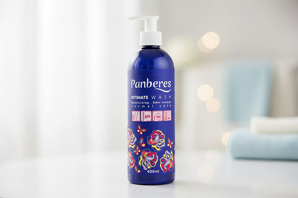 ژل بهداشتی بانوان پنبه ریز پوست نرمال روی پیشخوان حمام