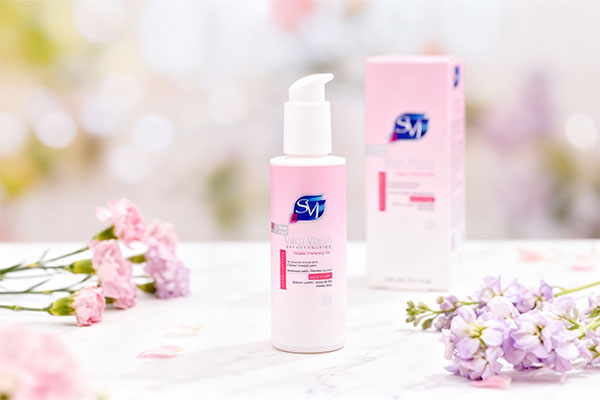 ژل بهداشتی بانوان واجی واش اس وی آی روی سطح مرمری با گل‌های صورتی