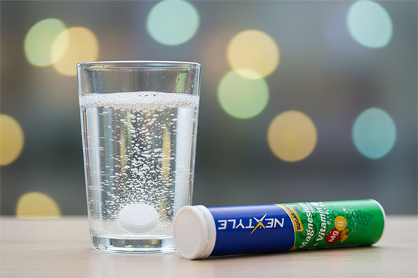 قرص جوشان منیزیم نکستایل در حال حل شدن در آب