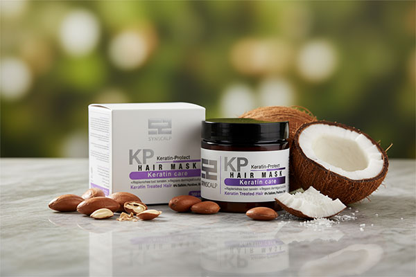 ماسک موهای کراتین ساین اسکالپ روی سطح مرمر با عناصر طبیعی
