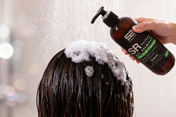 استفاده از ژل شامپو ساین اسکالپ موی چرب در حمام