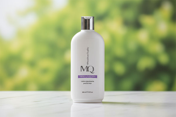 لوسیون روشن کننده بدن ام کیو روی سطح مرمر سفید